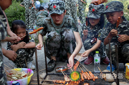 夏令营快乐烧烤 体验生活乐趣