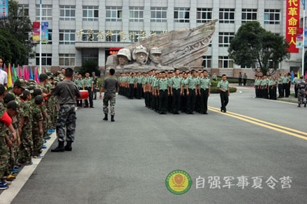 部队新兵进营，自强小兵夹道欢迎